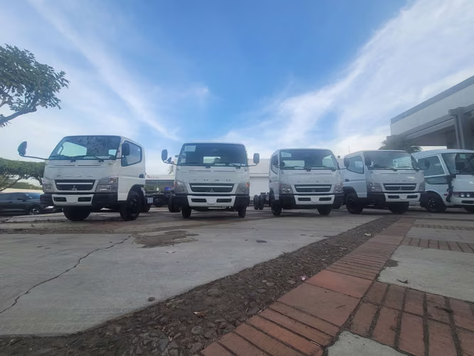 Camiones Fuso Canter desde 3.5 hasta 6 toneladas, se ofrece en chasis, Tina o Cajón carga seca. 