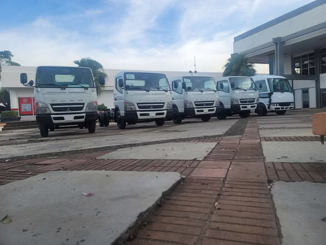 Camiones Fuso Canter desde 3.5 hasta 6 toneladas, se ofrece en chasis, Tina o Cajón carga seca. 