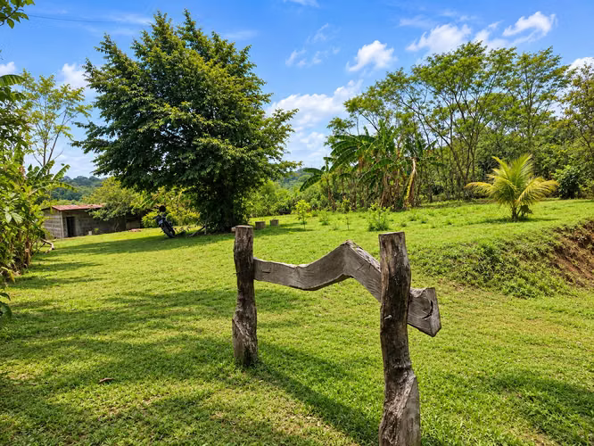 Se vende hermosa finca de aproximadamente 1.39 manzanas (9,820.56 m²) ubicada en Diriamba, Carazo, en una zona rural tra