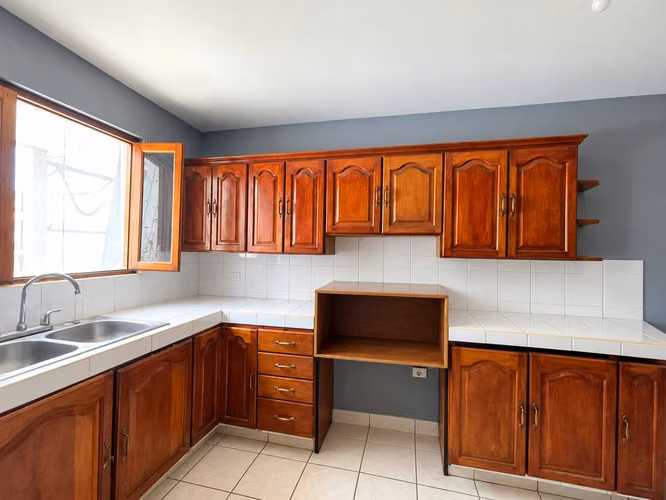 KW -  CASA EN VENTA EN RESIDENCIAL LAS COLINAS, MANAGUA - Imagen 2