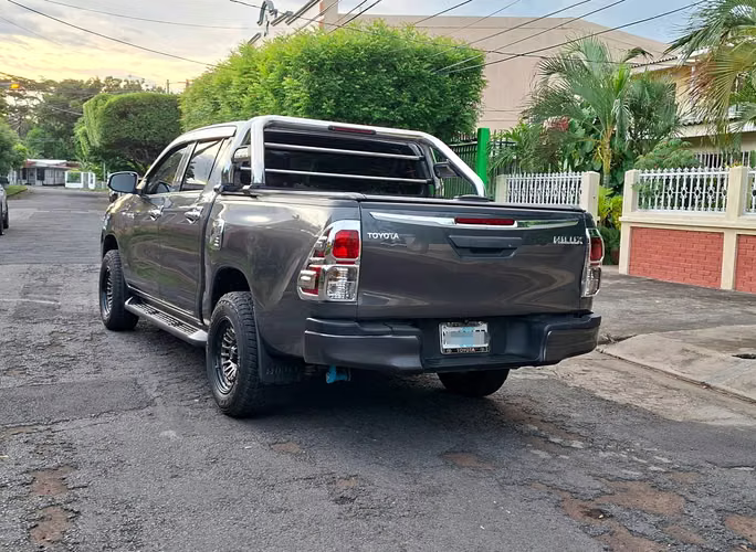 TOYOTA HILUX BAJA 4X2  - Imagen 4