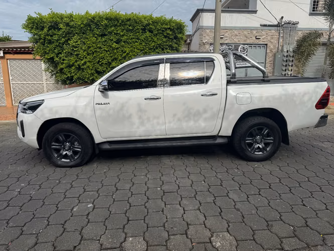 Toyota Hilux 2.8 mecánico con extras solo de montarse  - Imagen 7