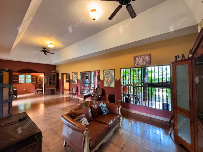 Spacious Family Home with Lush Courtyard   Double Lot in Reparto G nesis Le n - Imagen 4