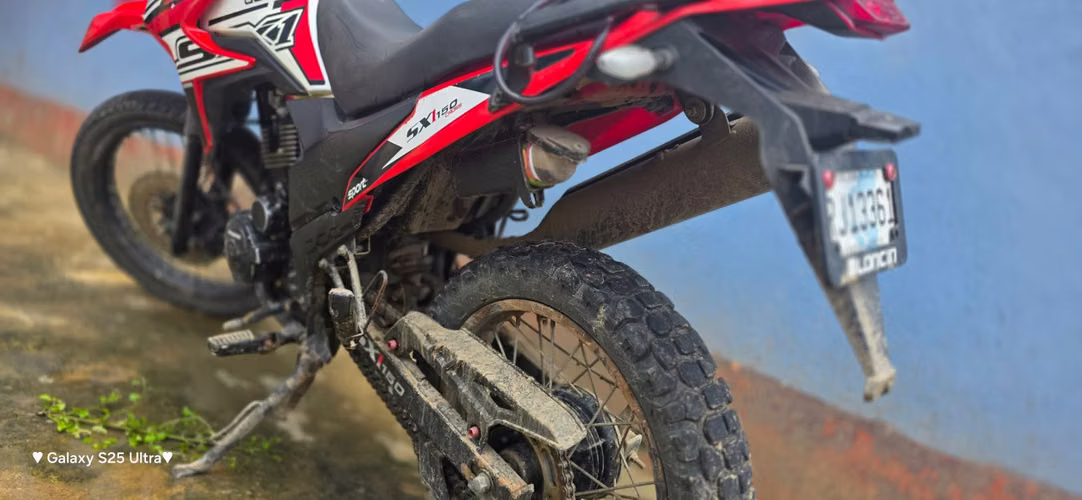 Moto genesis 150 . Ambas llantas enteras , papeles en regla. En excelente estado . - Imagen 4