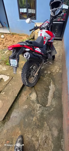 Moto genesis 150 . Ambas llantas enteras , papeles en regla. En excelente estado . - Imagen 5