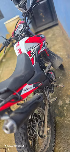 Moto genesis 150 . Ambas llantas enteras , papeles en regla. En excelente estado . - Imagen 9