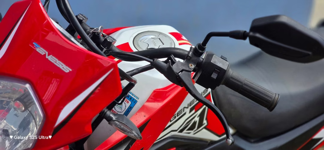 Moto genesis 150 . Ambas llantas enteras , papeles en regla. En excelente estado . - Imagen 3
