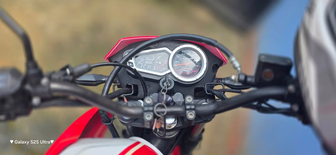 Moto genesis 150 . Ambas llantas enteras , papeles en regla. En excelente estado . - Imagen 7
