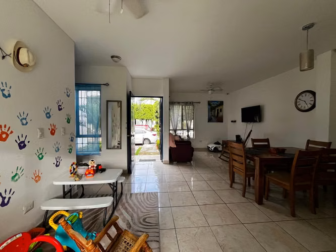 Se Vende - Bonita y Acogedora Casa, en Exclusivo Residencial