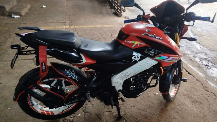 Vendo ns 160 año 2023 anda al estaraso a como se aprecia en fotos  - Imagen 17