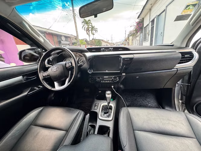 Hilux Srv 2025 como nueva único dueño - Imagen 5