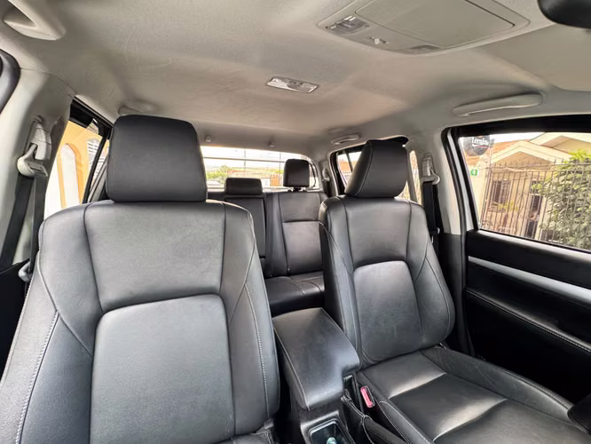 Hilux Srv 2025 como nueva único dueño - Imagen 4