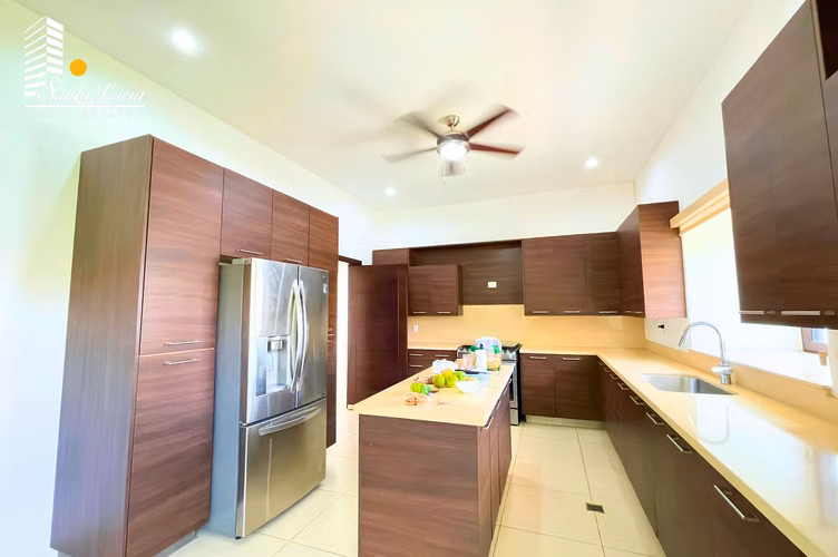  Casa Moderna en Venta en Santo Domingo, Piscina Privada - LL