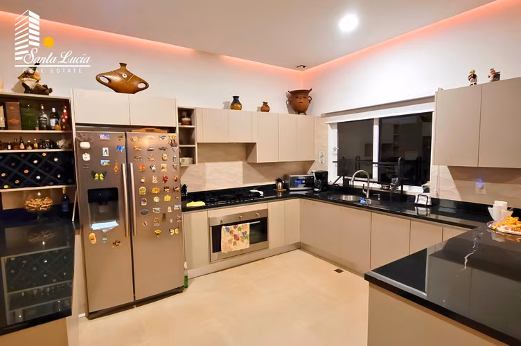  Espectacular Casa en Venta – Santo Domingo  - LL