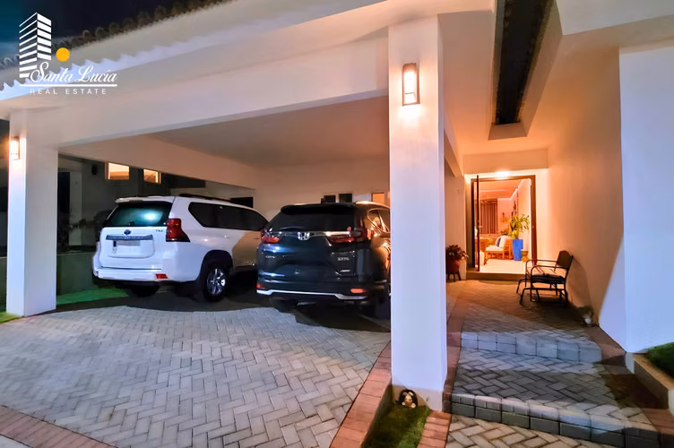  Espectacular Casa en Venta – Santo Domingo  - LL