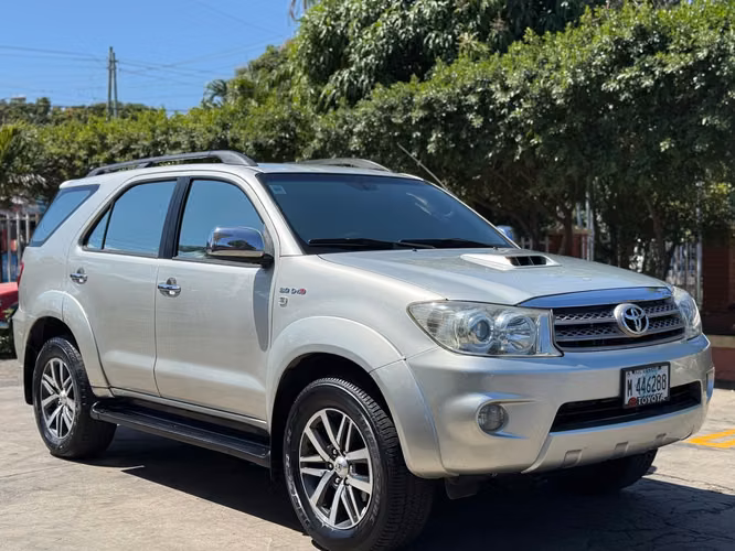 Toyota fortuner 2011 versión full