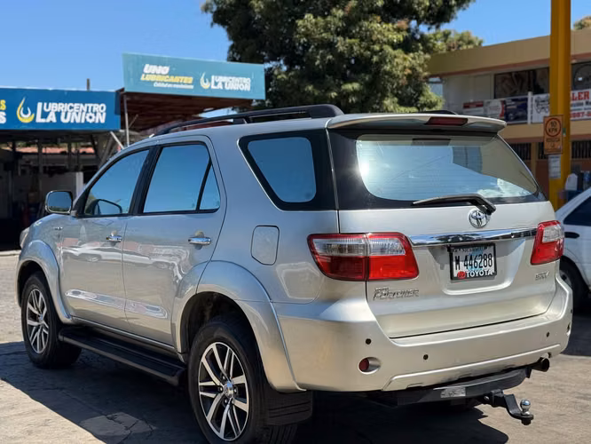 Toyota fortuner 2011 versión full