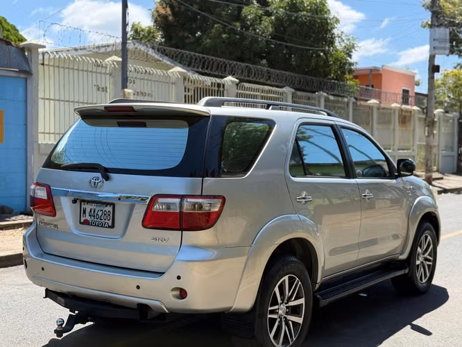 Toyota fortuner 2011 versión full