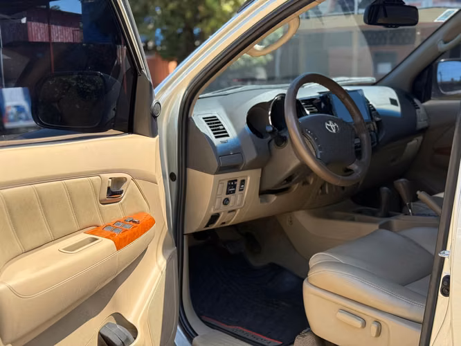 Toyota fortuner 2011 versión full