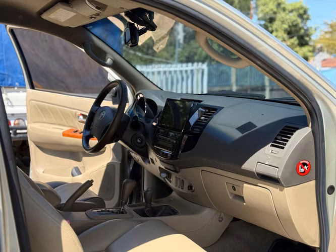 Toyota fortuner 2011 versión full