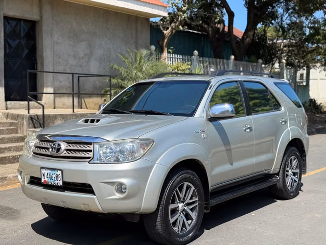 Toyota fortuner 2011 versión full
