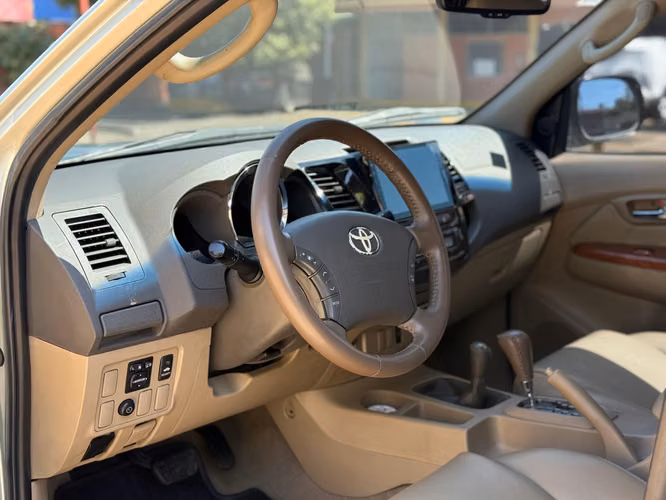 Toyota fortuner 2011 versión full