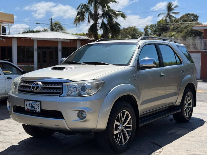 Toyota fortuner 2011 versión full
