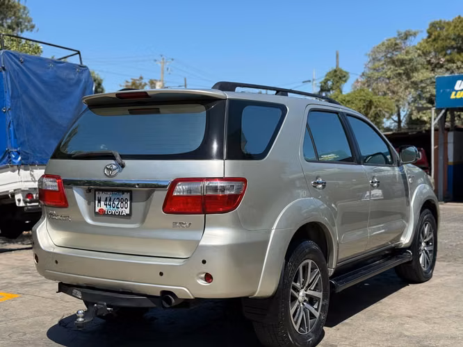 Toyota fortuner 2011 versión full