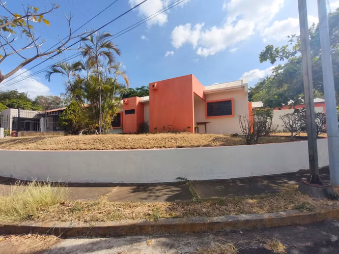 CASA EN VENTA | VILLA FONTANA · Dentro de residencial con seguridad 24/