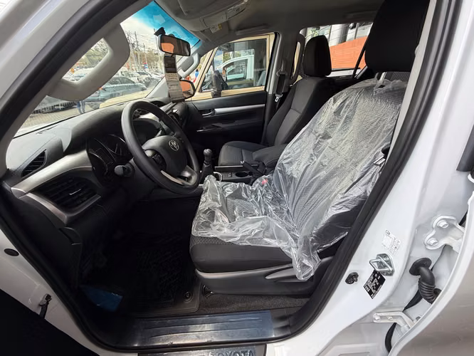 VENDO/CAMBIO- Hilux NUEVA DE PAQUETE 4x4 Intermedia Mecanica ENTREGA INMEDIATA  - Imagen 5