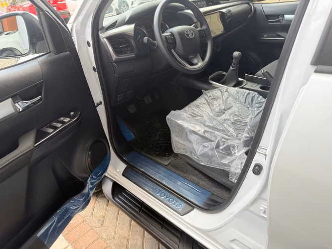VENDO/CAMBIO- Hilux NUEVA DE PAQUETE 4x4 Intermedia Mecanica ENTREGA INMEDIATA  - Imagen 6