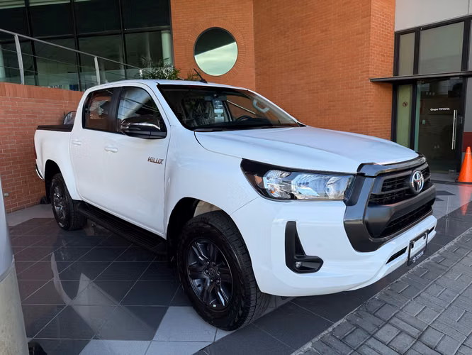 VENDO/CAMBIO- Hilux NUEVA DE PAQUETE 4x4 Intermedia Mecanica ENTREGA INMEDIATA  - Imagen 2