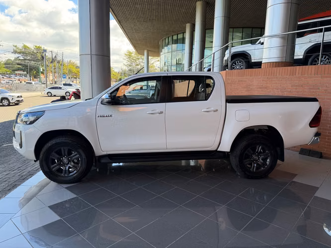 VENDO/CAMBIO- Hilux NUEVA DE PAQUETE 4x4 Intermedia Mecanica ENTREGA INMEDIATA  - Imagen 4
