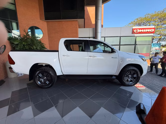 VENDO/CAMBIO- Hilux NUEVA DE PAQUETE 4x4 Intermedia Mecanica ENTREGA INMEDIATA  - Imagen 13