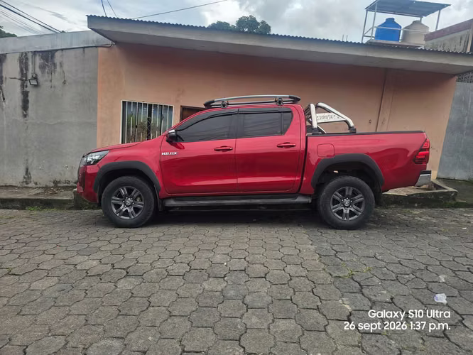 Vendo linda hilux sr intermedia 4x4 año 2023 mecanica 