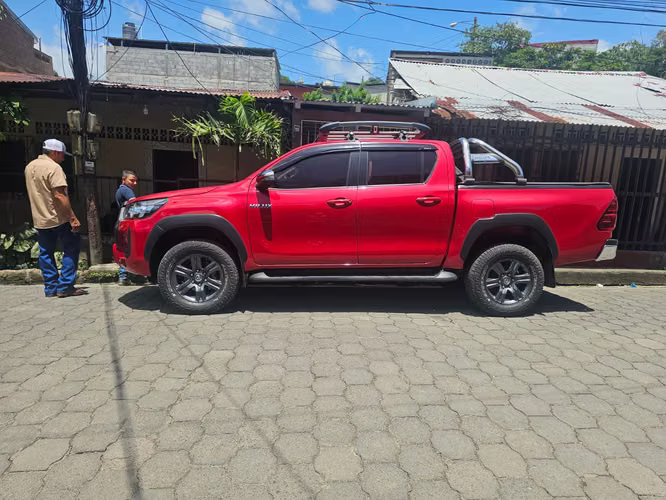 Venso toyota hilux sr intermedia 4x4 año 2014 automática 