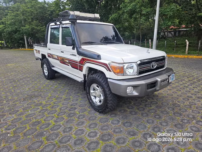 Vendo linda Toyota land crusier doble cabina 4x4 año 2021  full
