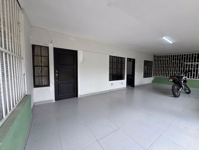 KW -  Se vende casa remodelada en la Centroamerica 