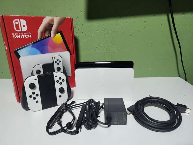 NINTENDO SWITCH OLED WHITE IN BOX