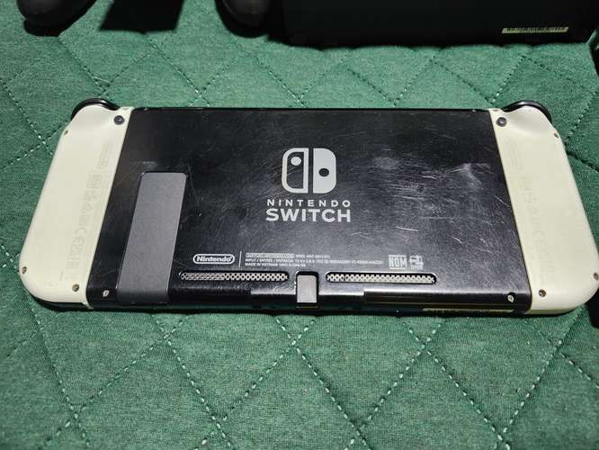 Nintendo Switch V2 + Crash Bandicoot + MicroSD 64GB - Imagen 4