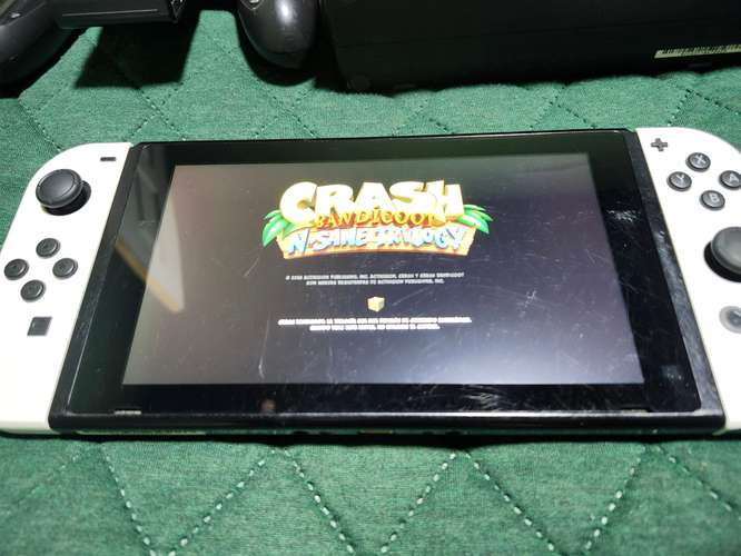 Nintendo Switch V2 + Crash Bandicoot + MicroSD 64GB - Imagen 2