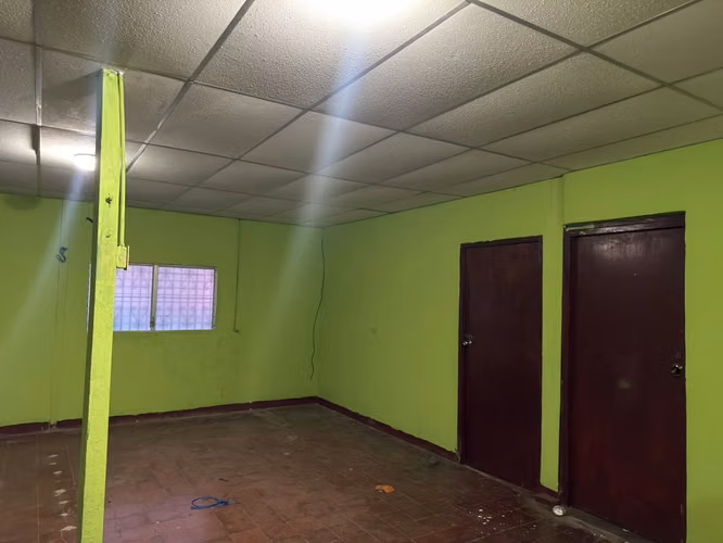 SE VENDE CASA DE 3 CUARTOS ESQUINERA, AMPLIA Y PATIO AUN MAYOR QUE LA CONSTRUCCION - Imagen 2