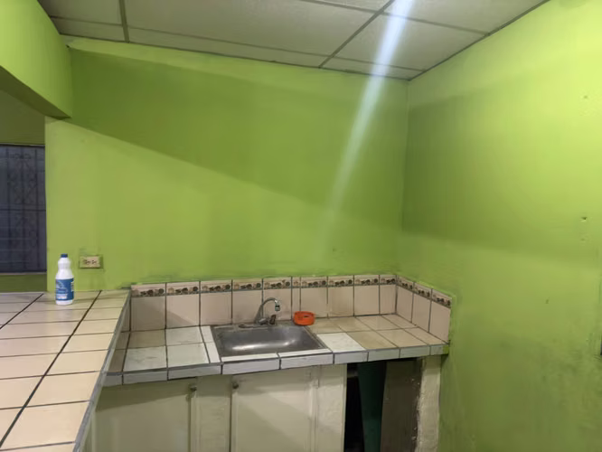 SE VENDE CASA DE 3 CUARTOS ESQUINERA, AMPLIA Y PATIO AUN MAYOR QUE LA CONSTRUCCION - Imagen 6