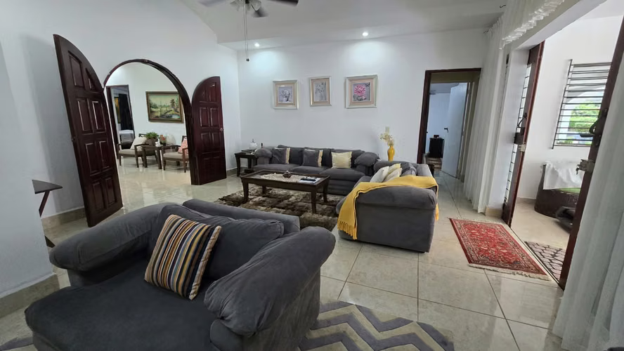 Casa de dos plantas amoblada en Renta en Las Colunas - Imagen 4