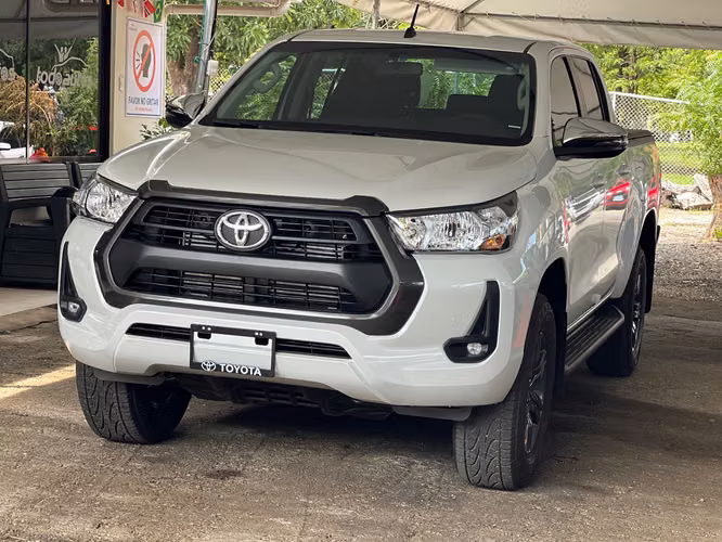 TOYOTA HILUX SR AÑO 2027 - Imagen 2