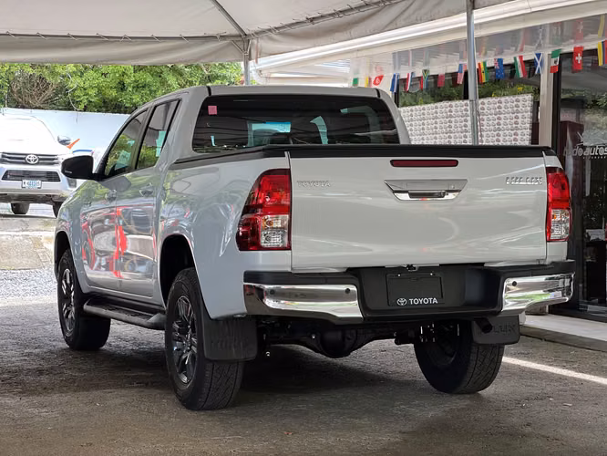 TOYOTA HILUX SR AÑO 2027 - Imagen 3