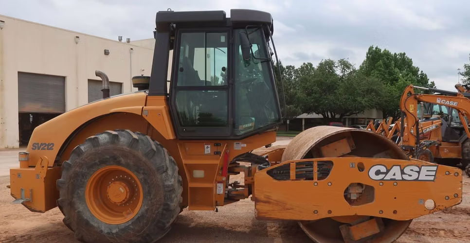 Servicio de Alquiler: Compactador de Rodillo Vibratorio CASE SV212 | Renta Seca