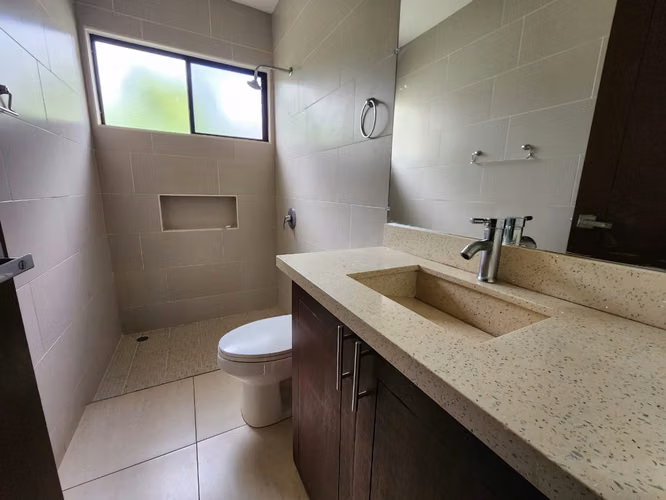  Casa de una planta en renta en Residencial Sierritas de Santo Domingo, Managua – US$ 1,500 - Imagen 14