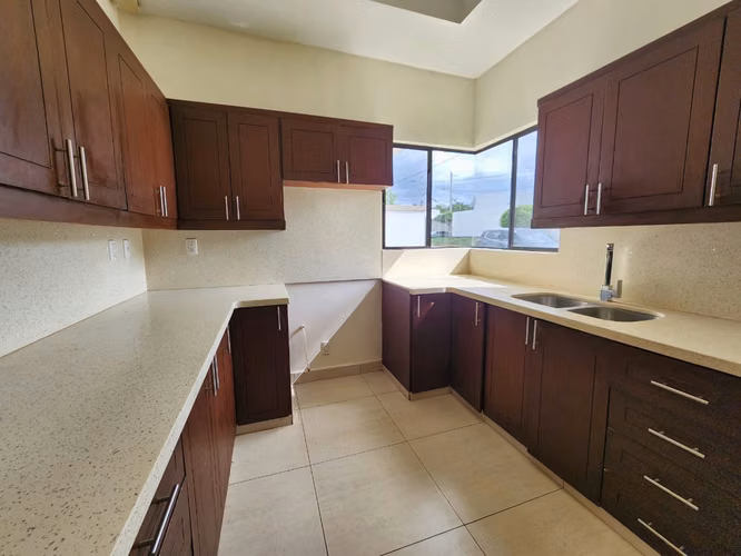  Casa de una planta en renta en Residencial Sierritas de Santo Domingo, Managua – US$ 1,500 - Imagen 3