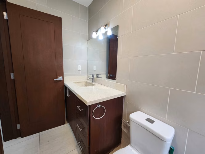  Casa de una planta en renta en Residencial Sierritas de Santo Domingo, Managua – US$ 1,500 - Imagen 9